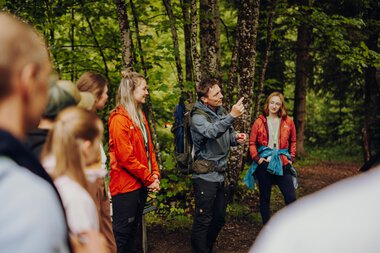 Menschen machen eine geführte Wanderung im Wald beim Footprint Festival 2024 im Kleinwalsertal. | © Kleinwalsertal Tourismus eGen • Fotograf: Philip Herzhoff